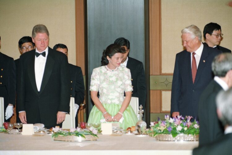 アメリカのクリントン大統領（左）、ロシアのエリツィン大統領（右）と着席された（1993年7月。時事通信フォト）