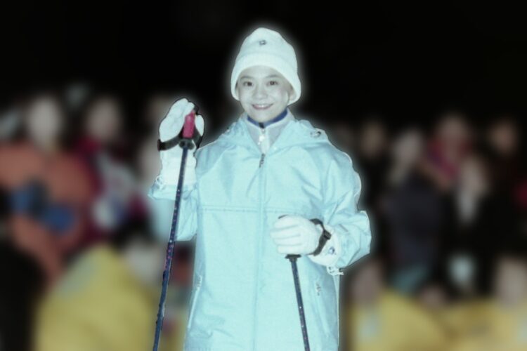 1999年12月、スキー場で行われたファン感謝イベントに参加した華原朋美。昔からファンに囲まれてきた