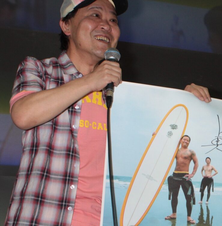 上島さんは体を張る芸を続けたが、松本も、「笑ってはいけない」で体を張り続ける（映画『上島ジェーン』のイベントにて。2009年）