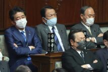 安倍氏、麻生氏、菅氏は何を思うか（時事通信フォト）