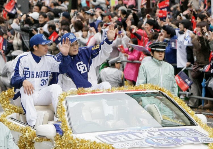 “常勝”ながら客入りは今ひとつだったことで中日を追われたとも言われるが……（写真は2011年／時事通信フォト）