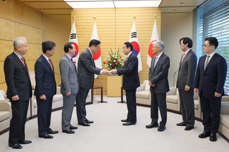 二階氏の根回しによって韓日政策協議代表団が訪日（4月26日、表敬を受ける岸田首相。写真／共同通信社）