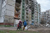 空爆で一部が倒壊したアパート。7階に住んでいたオレグさん(53)は部屋が粉々に破壊され、頭部に大怪我を負った。「額から大量の血を流し、病院に1週間入院しました」【チェルニーヒウ】