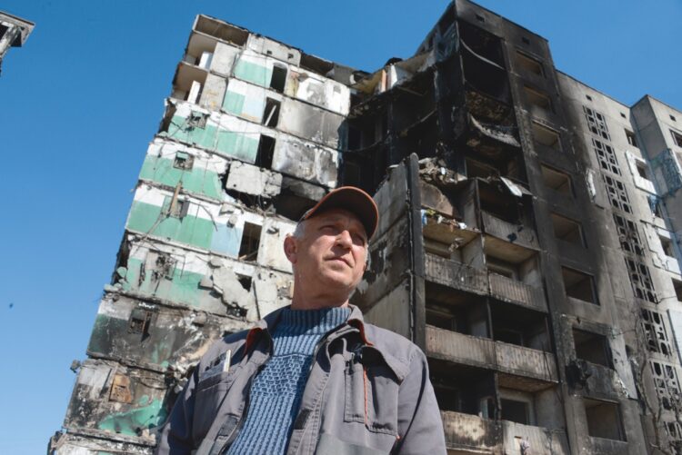 空爆で黒こげになったアパート。避難中だったヴィタリさん（55）は「朝起きたらアパートが燃え盛っていました」と。瓦礫の下からは約40人の遺体が見つかった【ボロディアンカ】