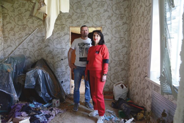 ロシア軍の空爆で父親を亡くしたオレナさん(44)。損壊した自宅に、夫とともに家財道具を取りに来た。「ロシア語を耳にするだけで嫌悪感が募ります」【ボロディアンカ】
