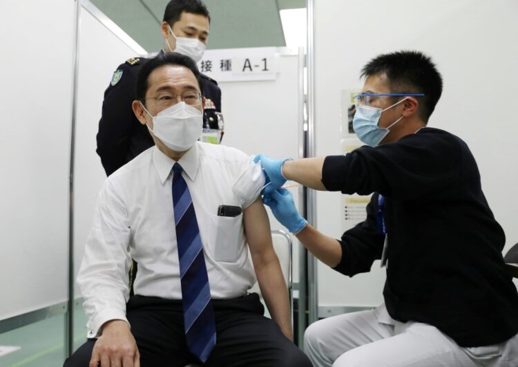 新型コロナウイルスワクチンの3回目接種を受ける岸田文雄首相（左）2022年3月4日（時事通信フォト）