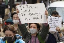 渋谷で行われたロシアによるウクライナ侵攻に抗議するパレードで、戦争反対を訴えるロシア人女性。数千人のさまざまな国籍や年代の人が参加した(時事通信フォト)
