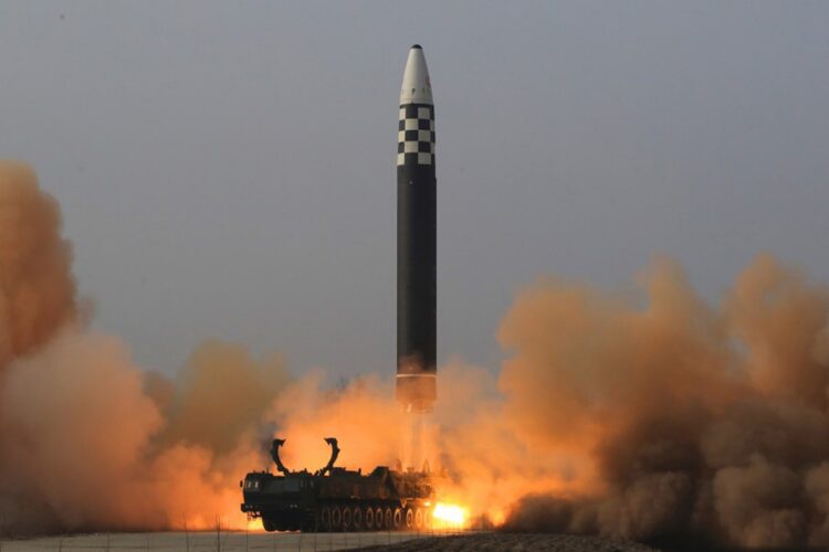 今年3月、北朝鮮は新型弾道ミサイル「火星17」の発射実験に成功した（写真／アフロ）