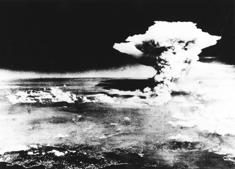 広島に投下された原爆のキノコ雲。爆心地から1.2km以内にいた被爆者の約50％がその日のうちに亡くなったとされる（共同通信社）