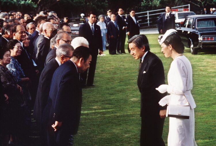 ●1987年10月　「沖縄平和祈念堂」ご訪問（時事通信フォト）