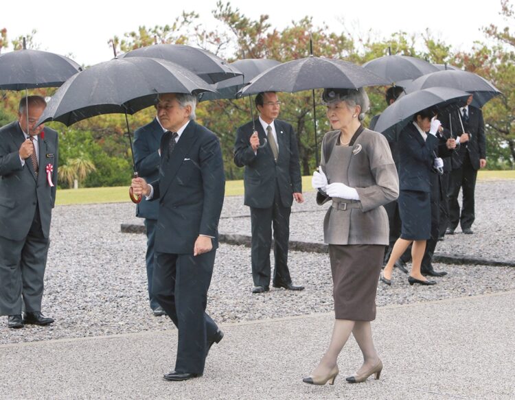 ●2012年11月　国立沖縄戦没者墓苑にて（時事通信フォト）