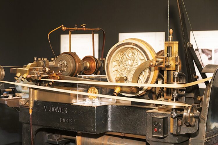 博物館には貨幣に模様をつけるための種印を造る「縮彫機」や、珍しい「記念貨幣」の展示が。偽造防止技術に関する資料も必見