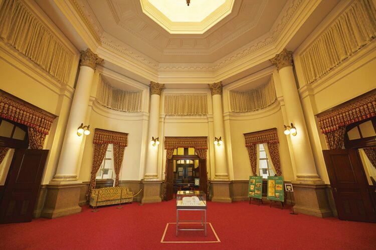赤い絨毯に格式を感じる2階は、かつての役員フロアとなっている。ドーム下に位置するこの部屋は「八角室」と呼ばれ、主に重役会議の場として使用された