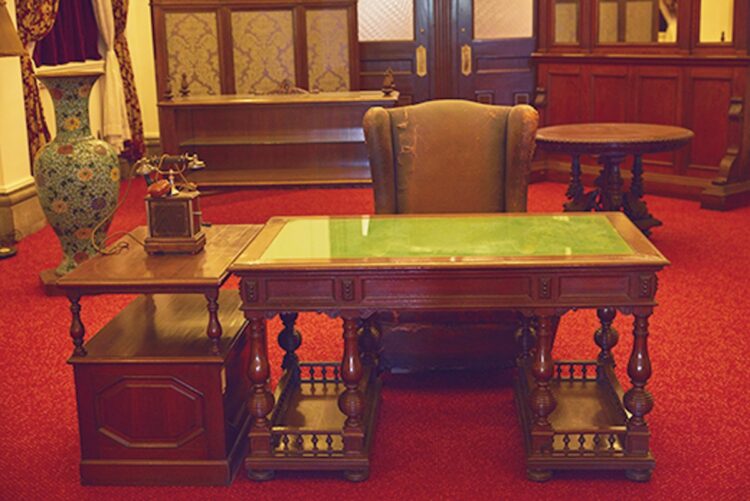 第15代総裁・結城豊太郎の執務室を再現した一室。実際に使用されていた机や椅子、調度品を設えている
