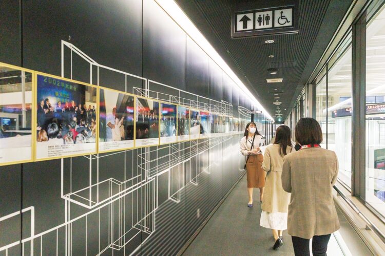 東京証券取引所の歴史を学べる「見学回廊」。大発会や大納会が行われる「オープンプラットフォーム」をじっくり解説付きで巡る