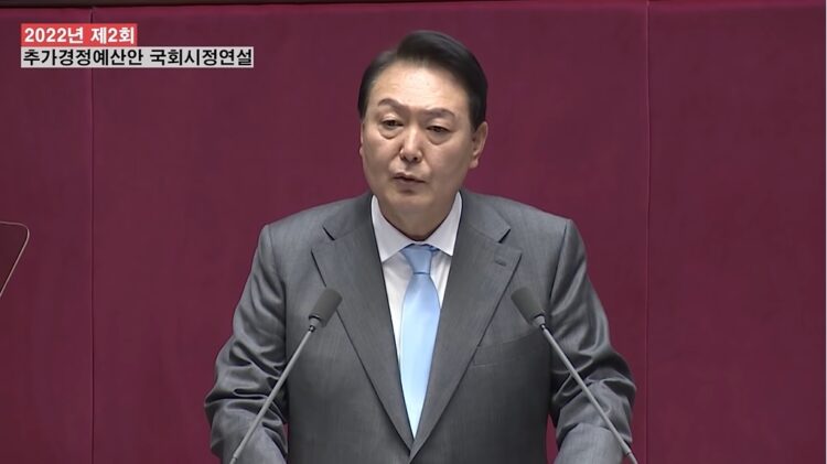 2022年度第2回追加経済予算案国会是正演説に出たユン・ソクヨル大統領（大統領の公式YouTubeチャンネルより）