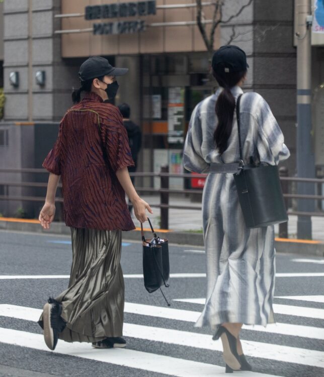 横断歩道を仲良くすたすた