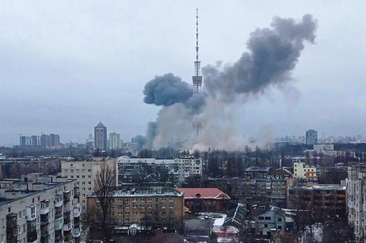 3月1日　キーウ テレビ塔：5人死亡／情報発信拠点への打撃を目的として、ロシア軍がキーウ中心部にあるテレビ塔を攻撃。近くを歩いていた通行人5人が巻き添えとなった（写真／AFP＝時事）