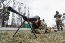 侵攻間もない3月9日、首都キーウでは軍事演習が行なわれていた(写真=Reuters/AFLO)