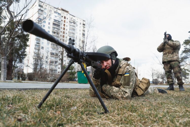 侵攻間もない3月9日、首都キーウでは軍事演習が行なわれていた（写真＝Reuters／AFLO）