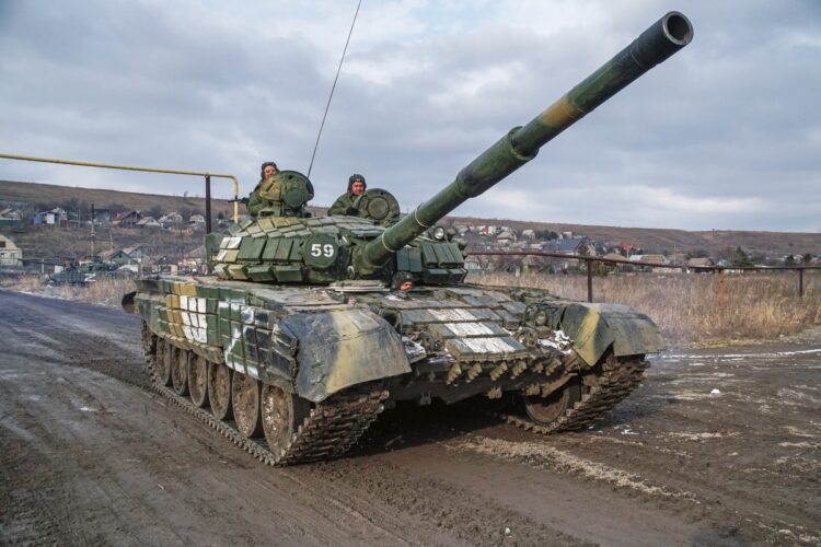 ドネツク州の親ロシア派の兵士が乗る戦車T-72。ウクライナ侵攻のシンボル「Z」は、ロシア軍の戦車やロケットランチャーなどにも書かれている（SPUTNIK／時事通信フォト）