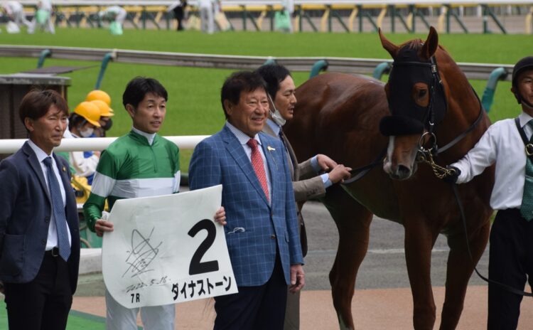 昨年5月、競馬学校の同期・蛯名正義厩舎のダイナストーンで勝利。ウィナーズサークルで初めて喜びを分かち合った