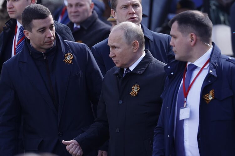 ドミトリー・コヴァリョフ氏（左）はプーチン大統領の後継者として注目を集める（Getty Images＝共同）