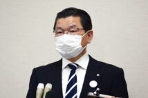 「回収に向けて全力を尽くす」と話す阿武町の花田憲彦町長(時事通信フォト)