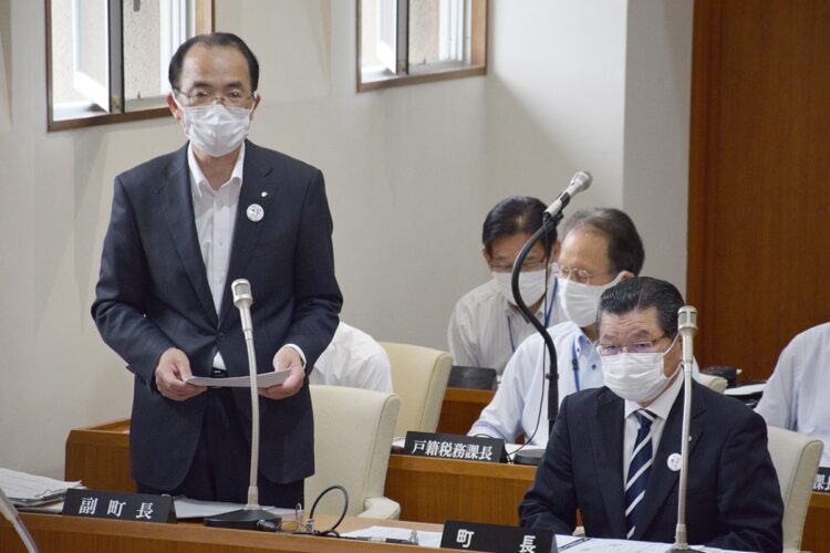 誤送金について町議会で説明する山口県阿武町の中野貴夫副町長と花田憲彦町長（時事通信フォト）