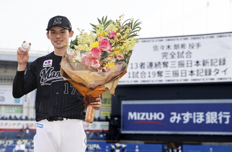 完全試合を達成した佐々木朗希（写真／共同通信社）