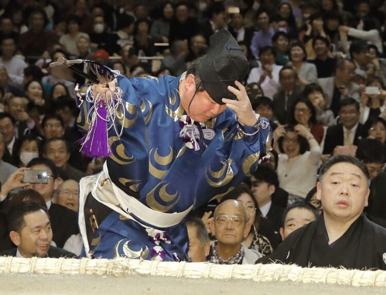 照ノ富士の一人横綱より深刻 大相撲「一人立行司」7年の異常事態