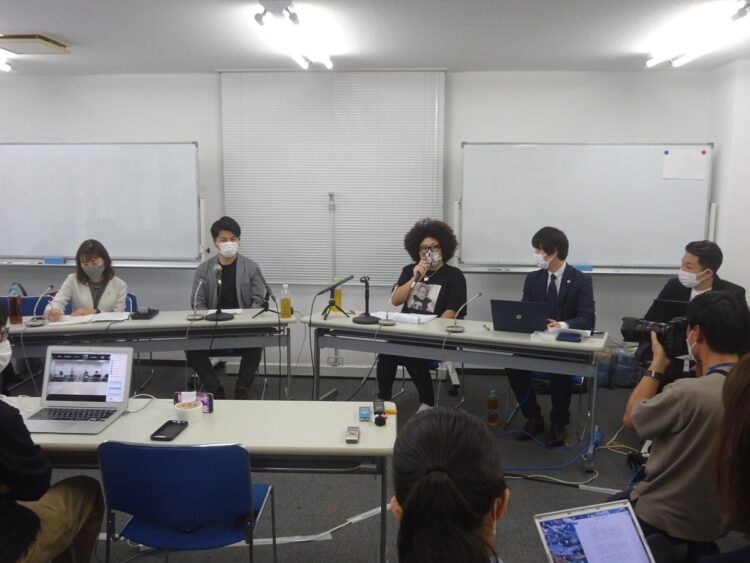 写真左から、「あいの会」代表理事・小沢樹里さん、松永拓也さん、「Remember Hana」の木村響子さん、弁護士の佐藤大和さん。