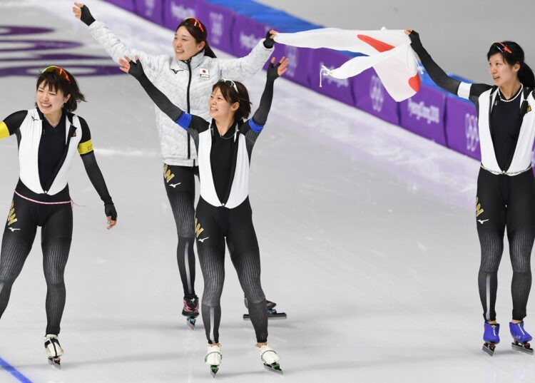 佐藤綾乃、妹の美帆とともに金メダルを獲った（写真は2018年）
