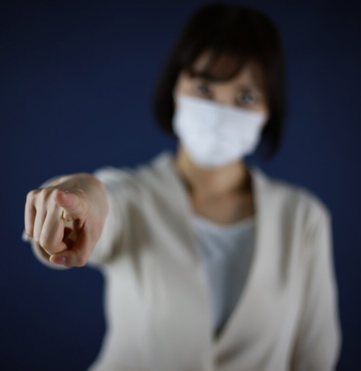 ノーマスクに憤る人たちも（写真／アフロ）