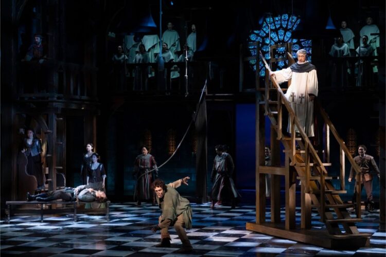 開幕した劇団四季『ノートルダムの鐘』。フロローに忠実だったカジモドが、愛するエスメラルダを助けるため、とある行動に…