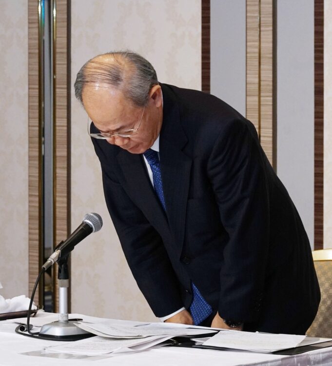 「世界の果てまでイッテＱ！」の問題で謝罪する日本テレビの大久保好男社長（2018年。時事通信フォト）