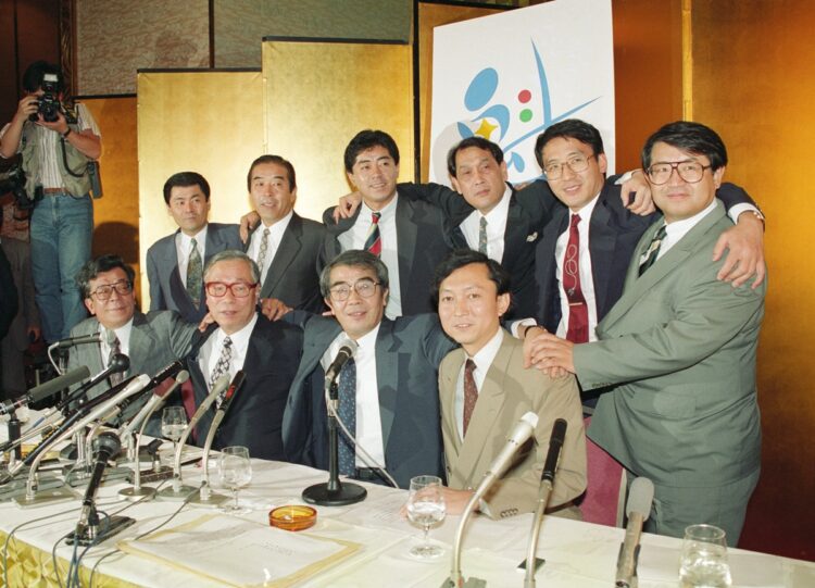 武村は小沢と最後まで相容れなかった（前列右から3人目が武村／時事通信フォト）