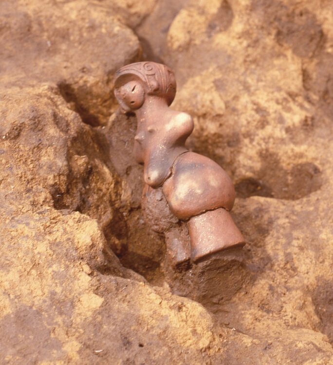 縄文のビーナスの出土状況。茅野市内でも最大規模の遺跡・棚畑遺跡の発掘作業で発見。集落の小さな穴に横たわるように埋められていた