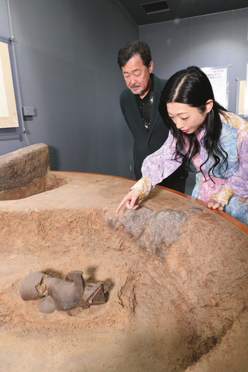 仮面の女神の出土状況の再現模型。平成12年に中ッ原遺跡の墓より出土。右足が割れた形で見つかり、土偶の破片が脚の付け根の割れ目や空洞の胴体内部にはまり込んでいた