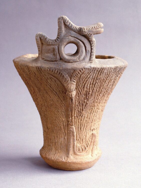 蛇体把手付深鉢形土器　尖石遺跡 縄文時代中期前半 長野県宝。昭和8年に出土した、高さ24cmの蛇体把手付土器。蛇体把手の造形はやや抽象的
