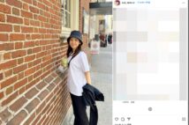 赤レンガの建物を前に写真を撮る久慈(本人のインスタグラムより)