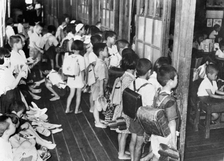 団塊の世代では、1クラス50人以上は当たり前だった（写真／共同通信社）