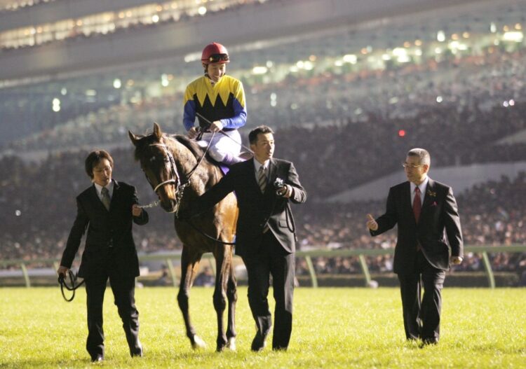 2006年有馬記念で有終の美を飾ったディープインパクト（騎乗は武豊騎手、時事通信フォト）