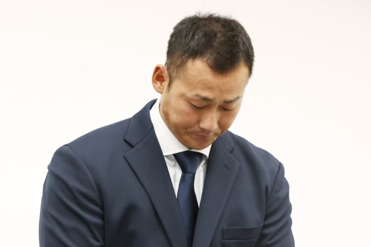 昨年8月、巨人に移籍した直後に会見で謝罪した中田翔（時事通信フォト）