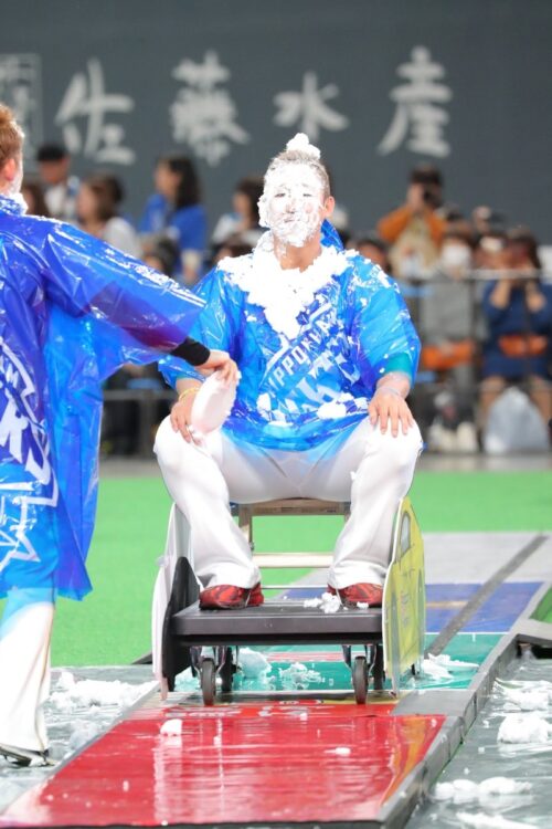 札幌ドームのファンの前で顔中クリームまみれになった中田翔（2018年オフのファンフェスティバル。時事通信フォト）