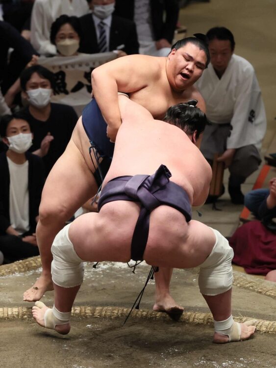 5月場所千秋楽結びの一番は盛り上がりに欠ける内容となった（奥が御嶽海）