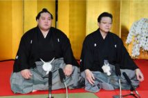 横綱昇進時の照ノ富士と伊勢ヶ濱親方