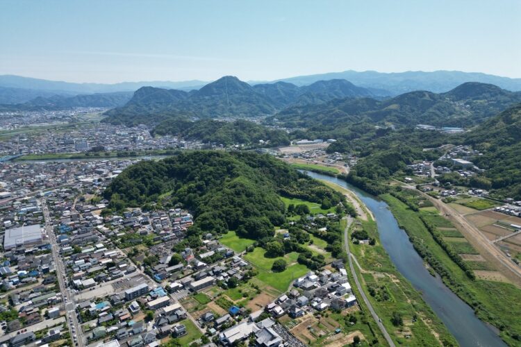 狩野川に面した木が生い茂る山（守山）が北条が拠点とした地域。山の中央左側に願成就院、奥側に眞珠院がある（撮影／太田真三）