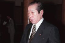 自公連立を推し進めた小渕恵三内閣の野中広務・官房長官（時事通信フォト）