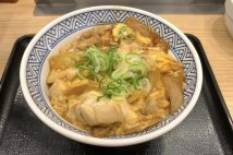 牛丼チェーンの親子丼対決 “話題の吉野家”と“伝統のなか卯”を食べ比べ